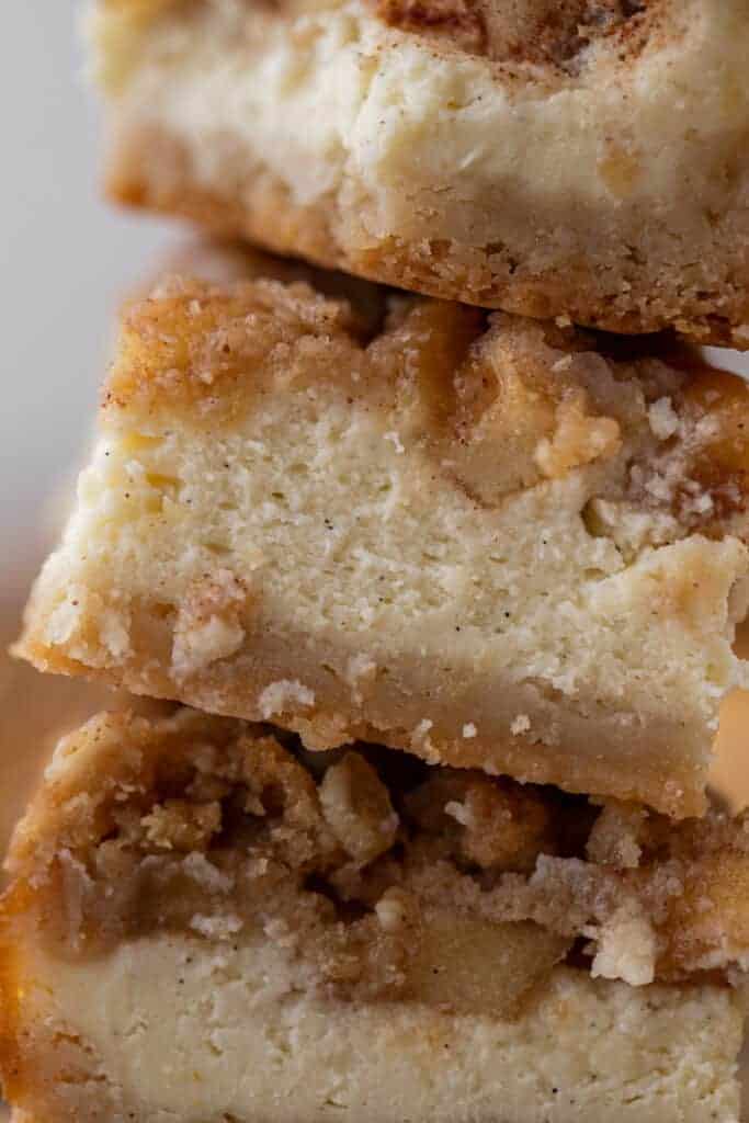 Zoom sur les couches des barres de cheesecake aux pommes