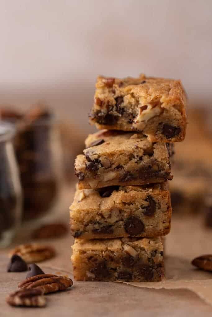 Pile de blondies aux noix de pécan et pépites de chocolat