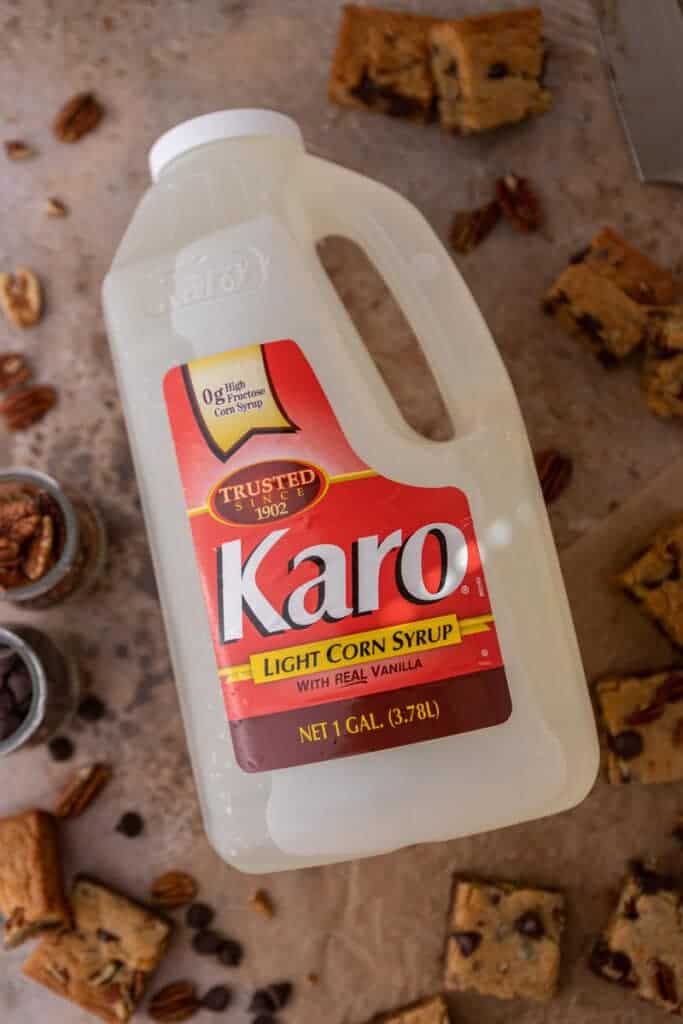 Bouteille de sirop Karo avec blondies