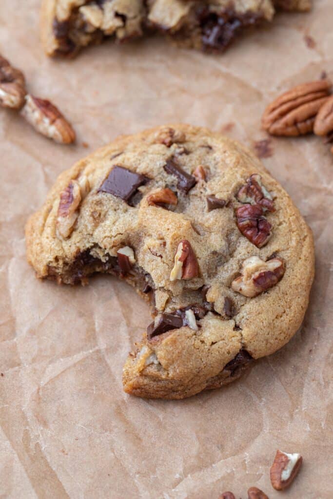 Cookie aux noix de pécan avec une bouchée enlevée