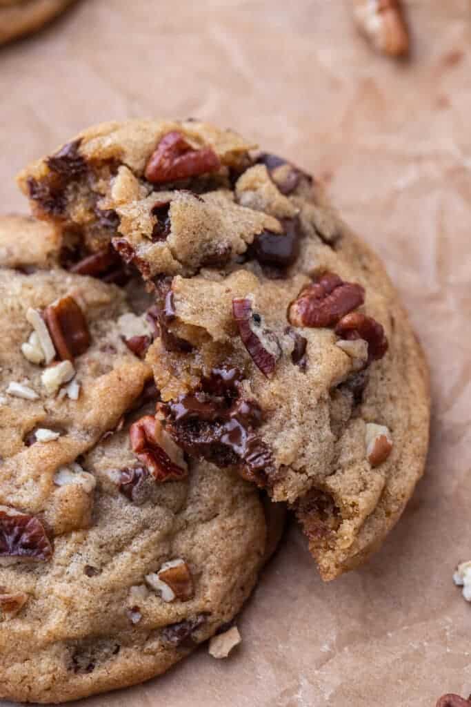 Cookie aux noix de pécan cassé en deux