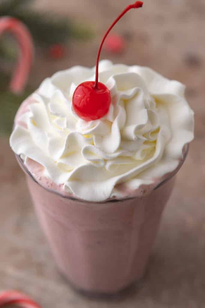 Gros plan du milkshake à la menthe avec crème fouettée