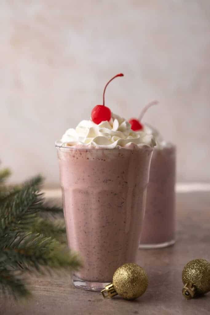 Milkshake à la menthe poivrée servi dans un grand verre