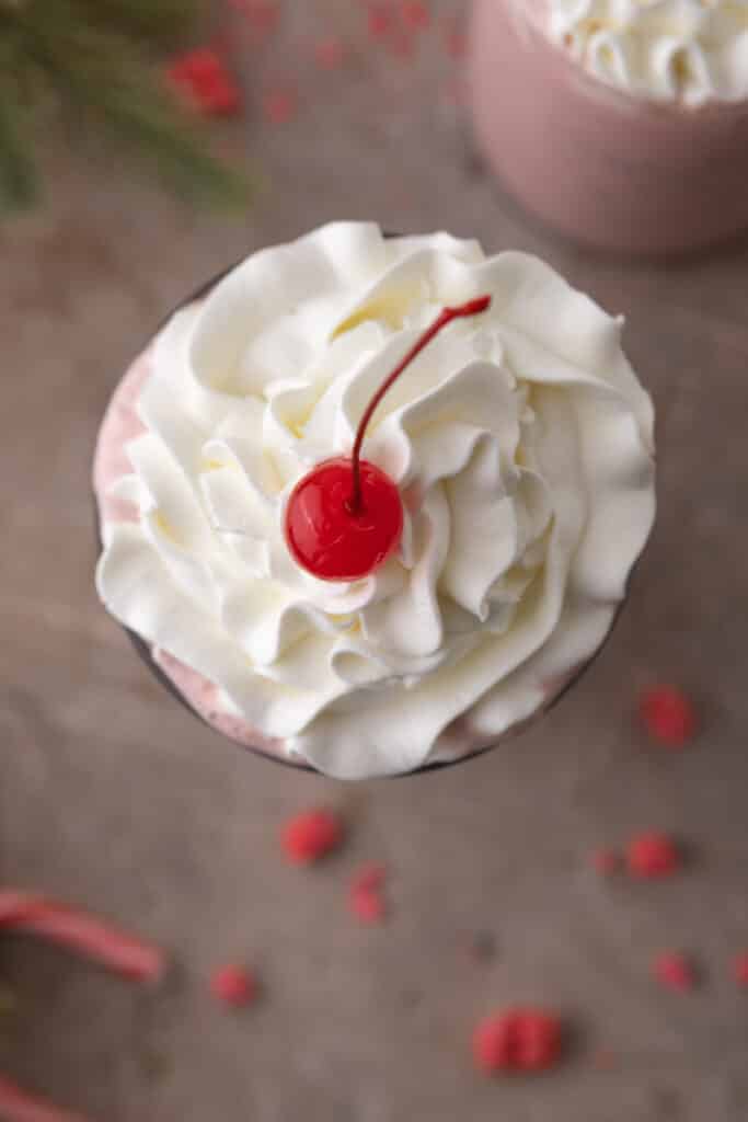Vue aérienne du milkshake à la menthe poivrée
