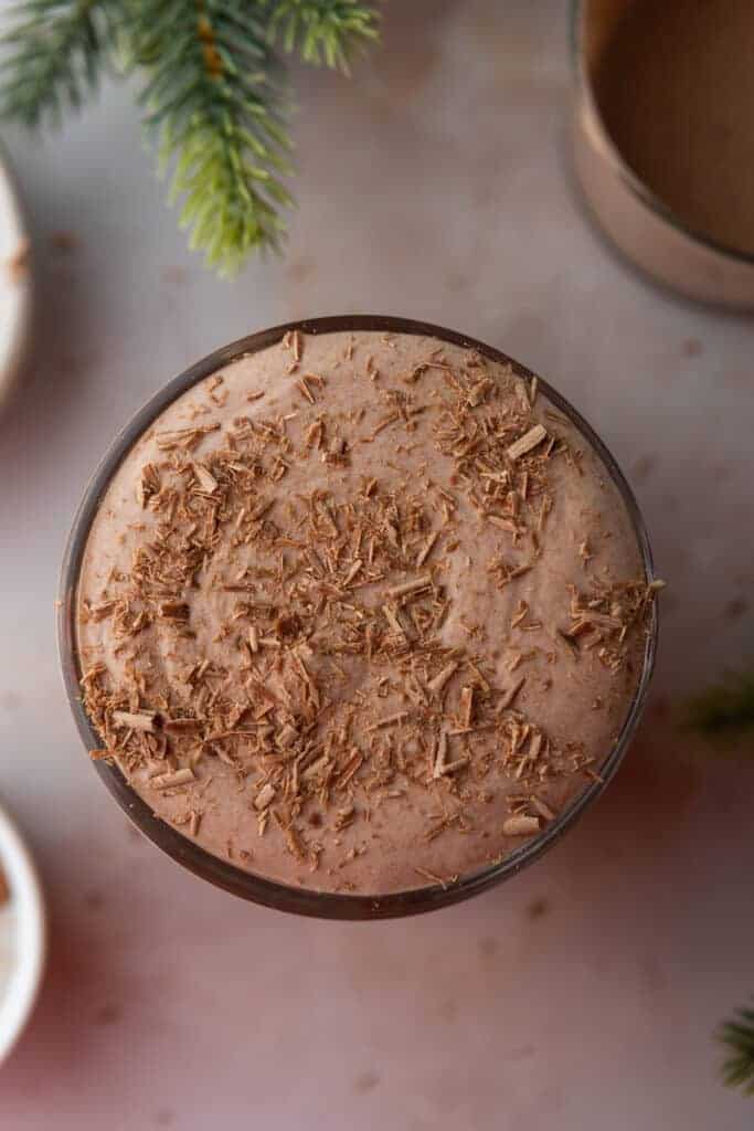 Zoom sur la crème froide au chocolat et à la menthe dans un verre