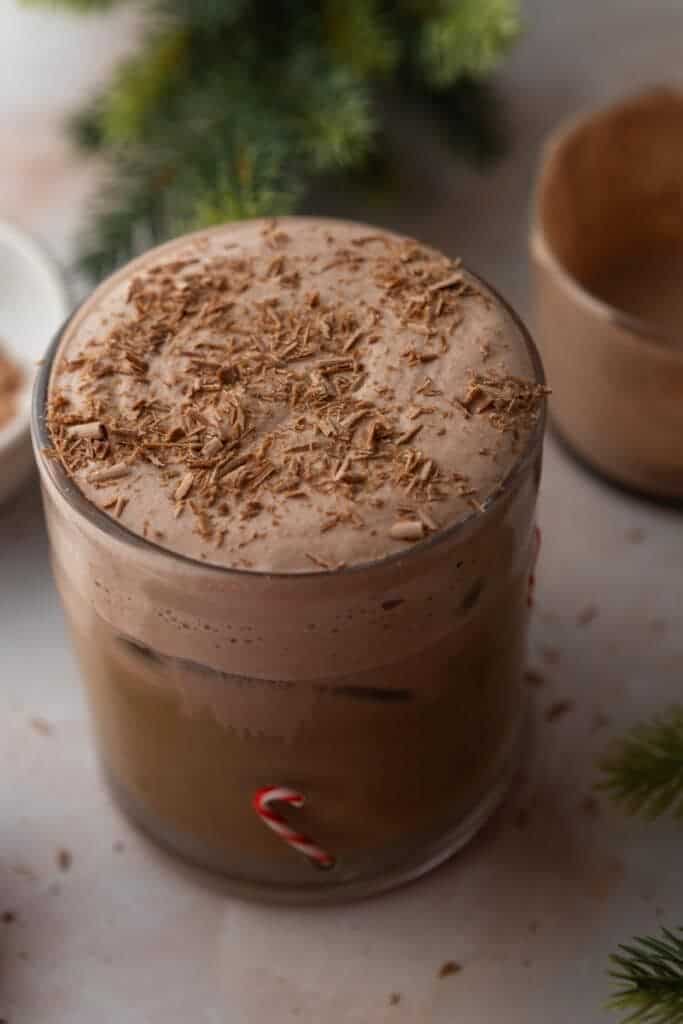 Moka blanc à la menthe dans un verre