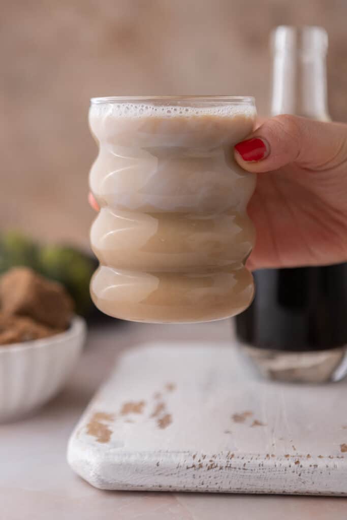 main tenant une tasse de café