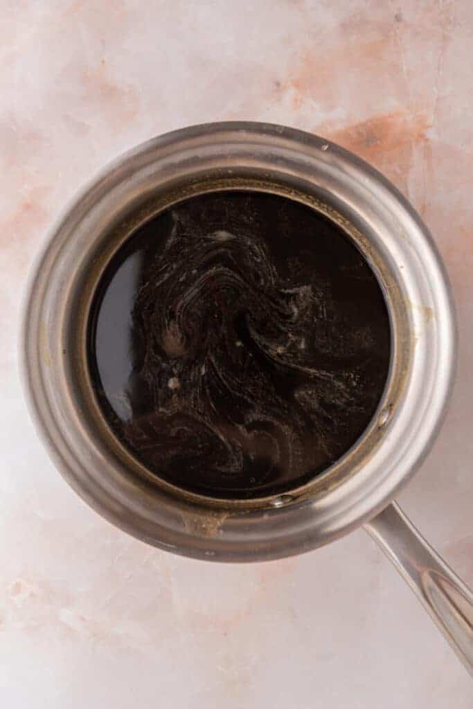 ingrédients mélangés dans une casserole, en train de mijoter