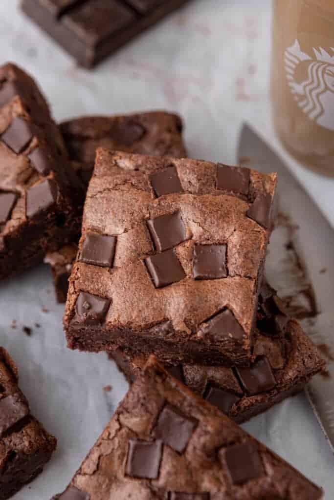 vue d’en haut d’une pile de brownies Starbucks