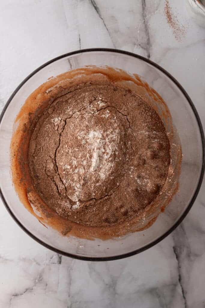 mélange sec et humide en train d'être mélangés