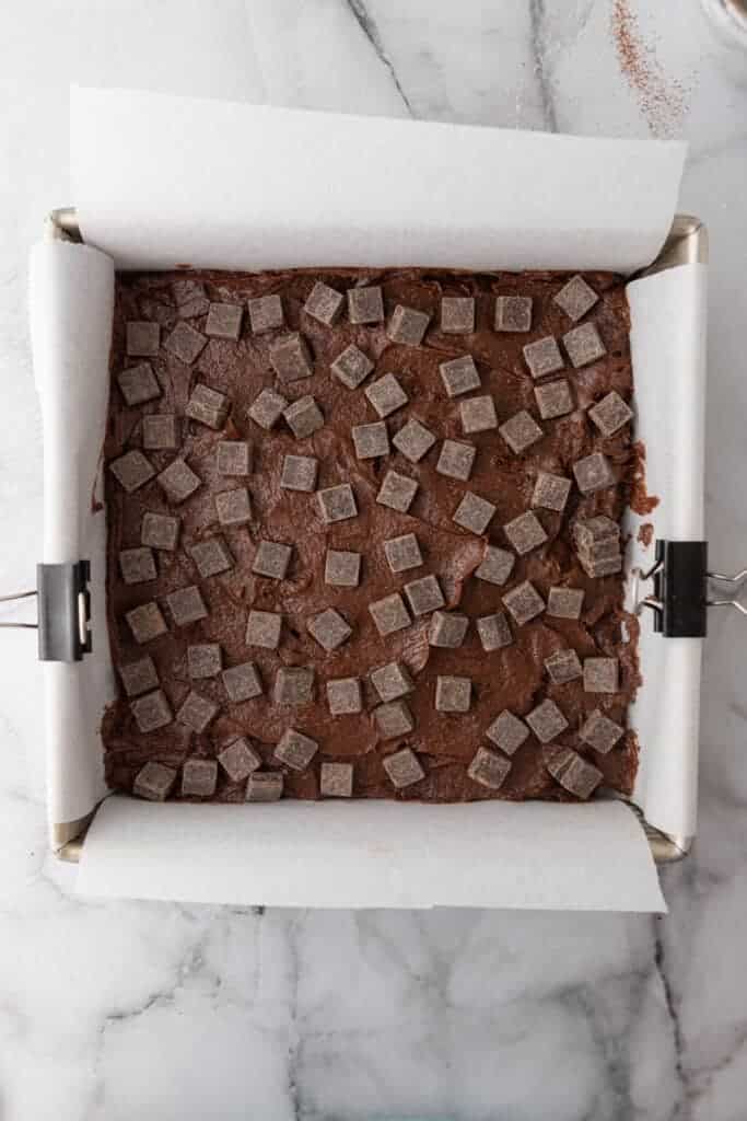 pâte crue dans le moule