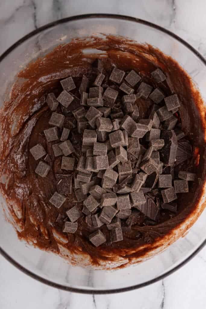 ajout de chunks de chocolat à la pâte