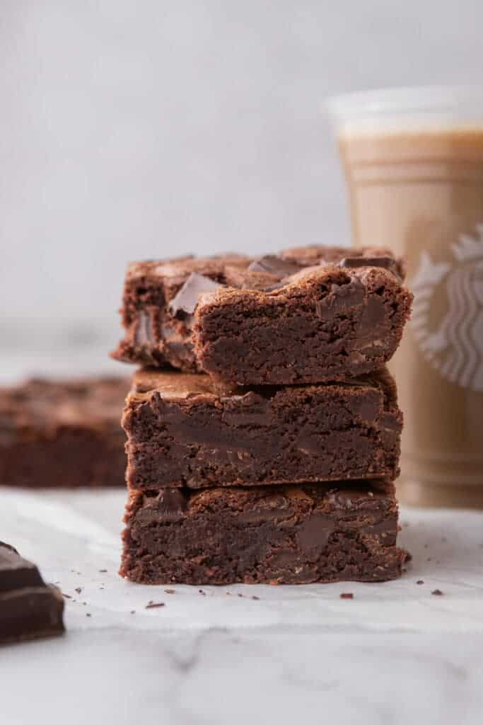 trois carrés de brownies empilés