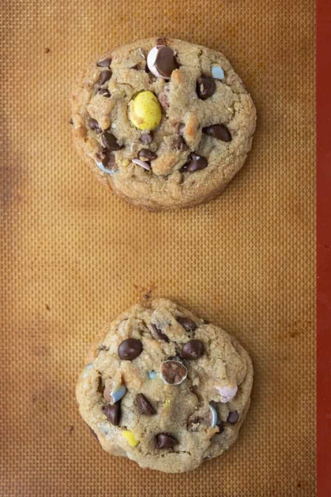 Cookies Cadbury complètement cuits sur une plaque