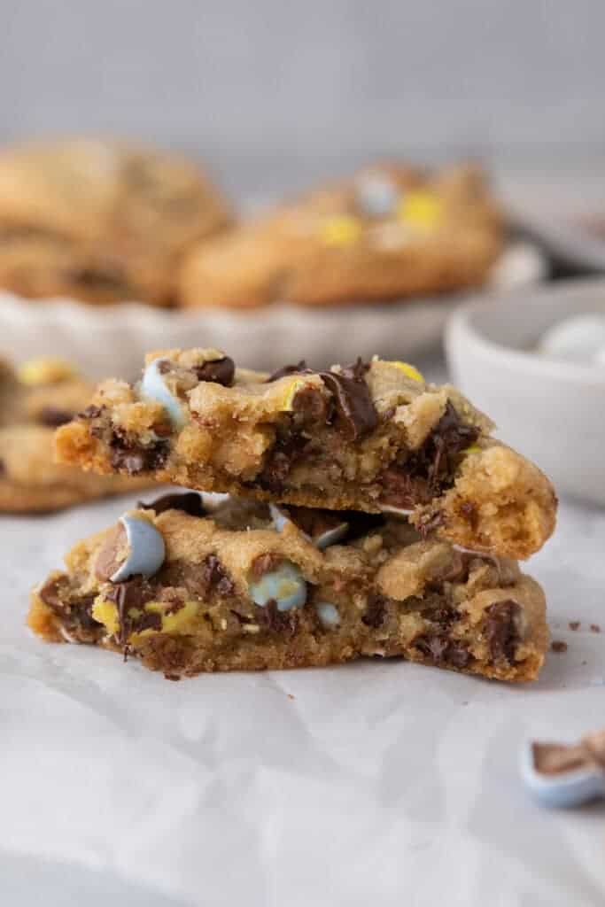 cookies Cadbury coupés en deux et empilés