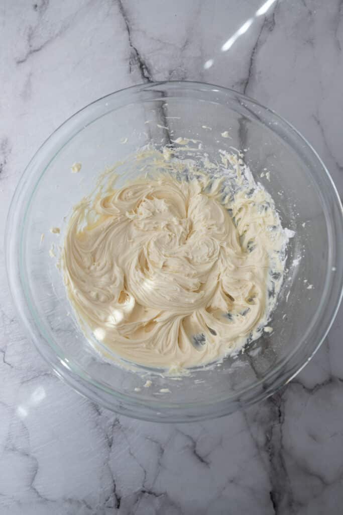 ingrédients partiellement mélangés dans un bol