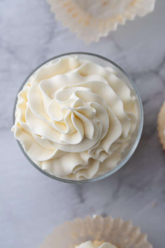 vue de dessus du glaçage mascarpone dans une tasse