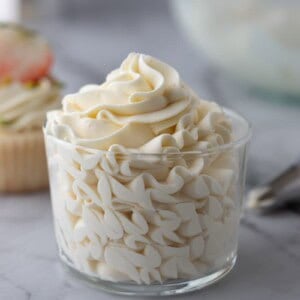 recette de glaçage au mascarpone dans un verre