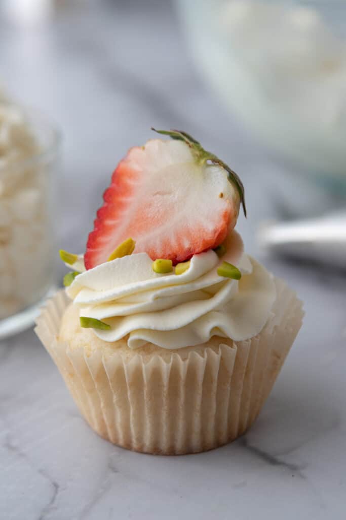 glaçage mascarpone sur un cupcake avec une fraise dessus