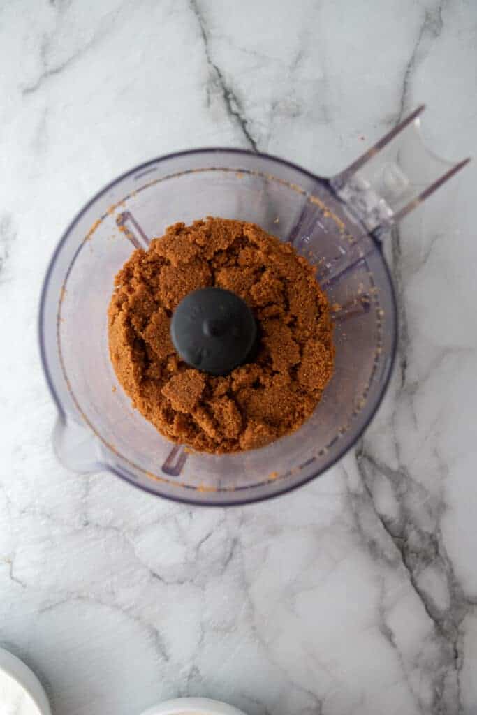 ingrédients non mélangés pour la croûte dans un bol