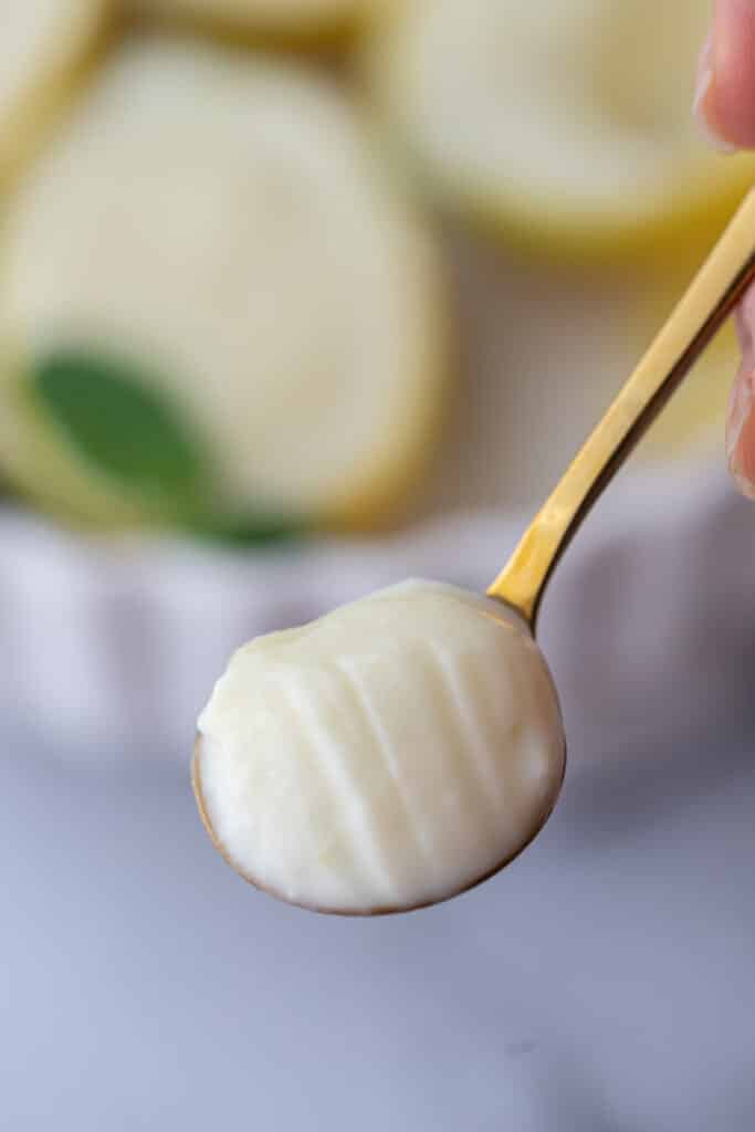 posset au citron sur une cuillère