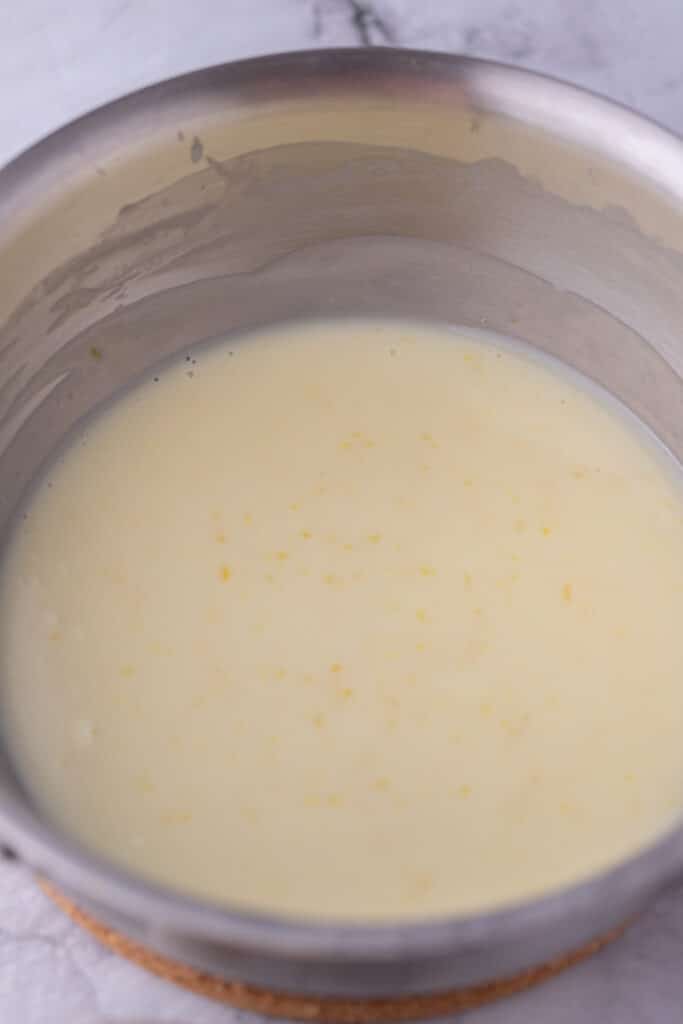 ingrédients mixés dans une petite casserole