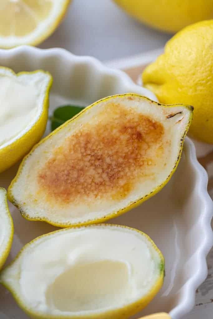 vue de dessus du posset au citron avec une couche brûlée