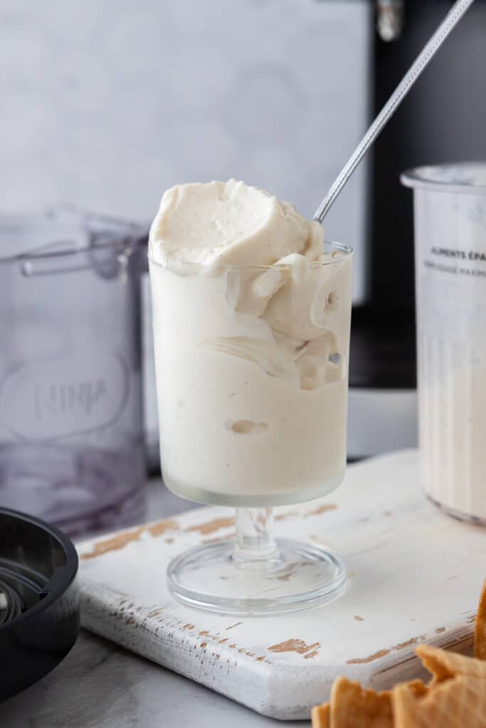 vue en côté du yaourt glacé Ninja Creami dans un verre