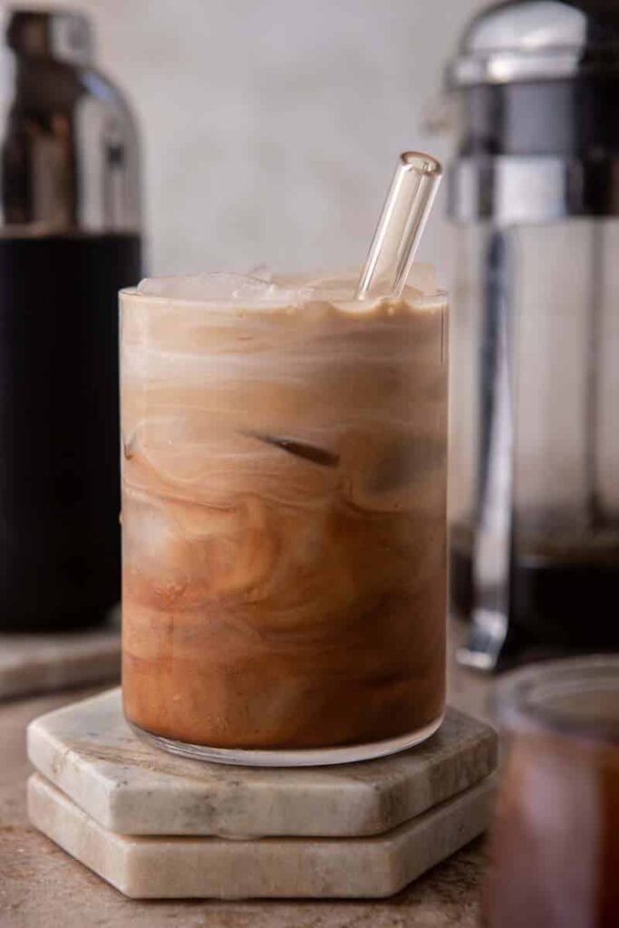 Café mocha glacé dans un verre