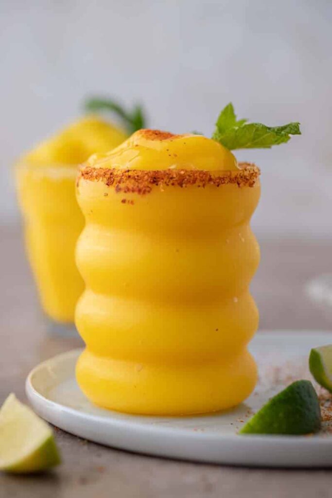 Margaritas glacées à la mangue dans un verre ondulé