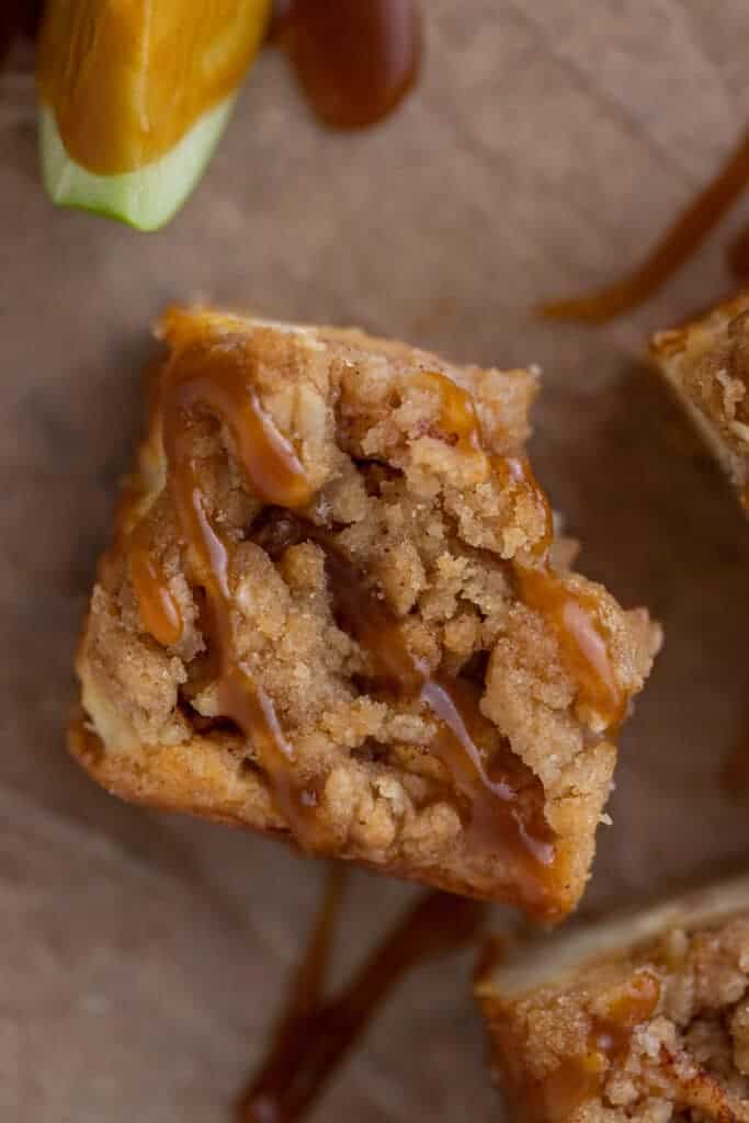 Les meilleures barres de cheesecake aux pommes avec streusel croustillant dessus