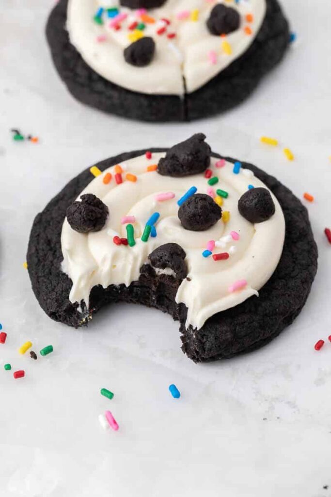 Cookies de gâteau d'anniversaire Oreo Crumbl