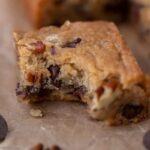 Recette facile de blondies moelleux aux pépites de chocolat et aux noix de pécan