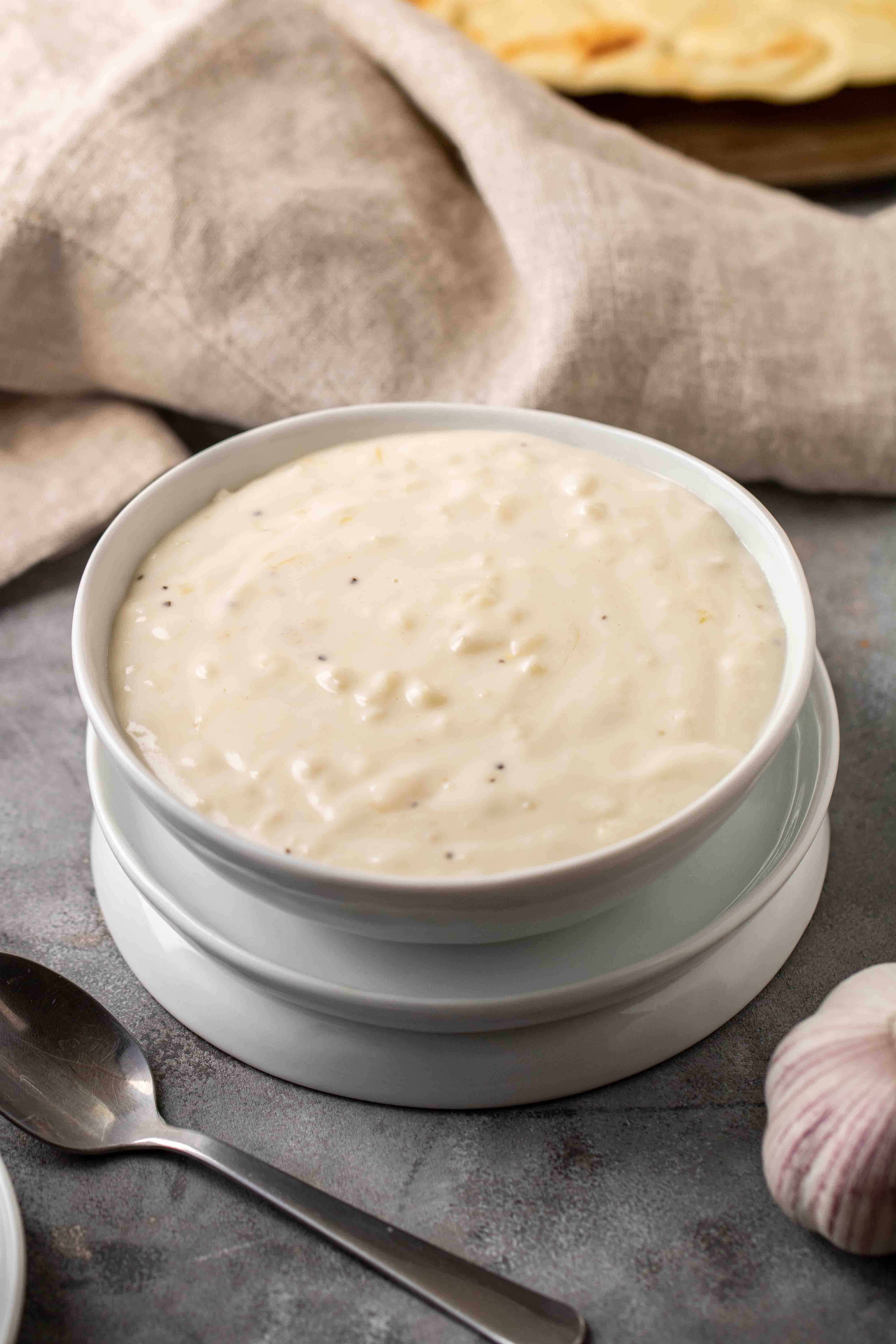 Sauce blanche à l’ail dans un petit bol