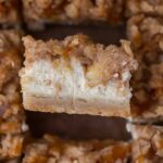 Les meilleures barres de cheesecake aux pommes avec streusel croustillant par-dessus