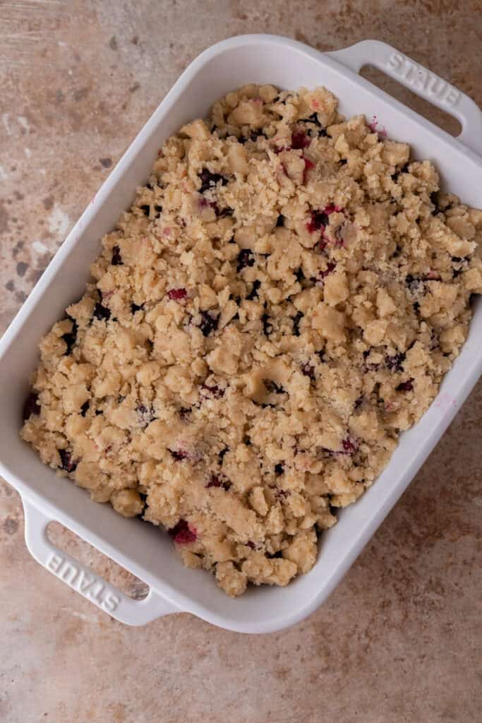 pâte et baies crues dans un plat