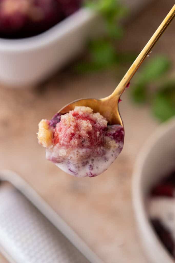 recette de crumble aux baies sur une cuillère
