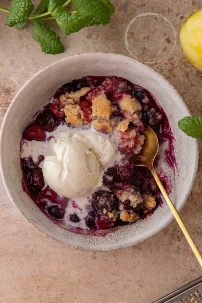 recette de crumble aux baies dans un bol