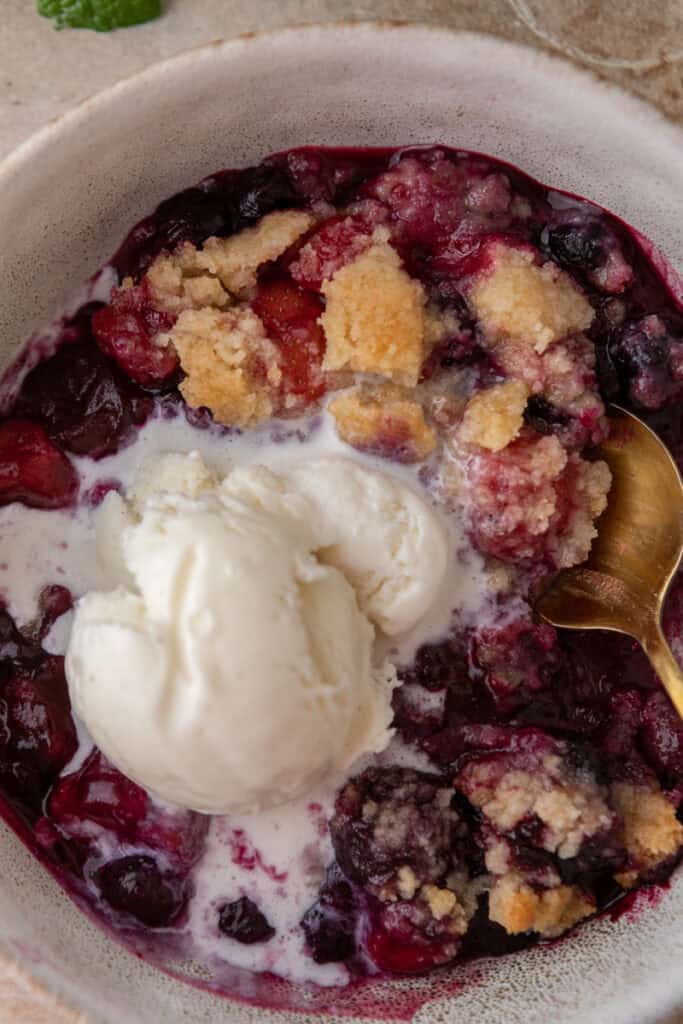 vue de dessus du crumble aux baies dans un bol
