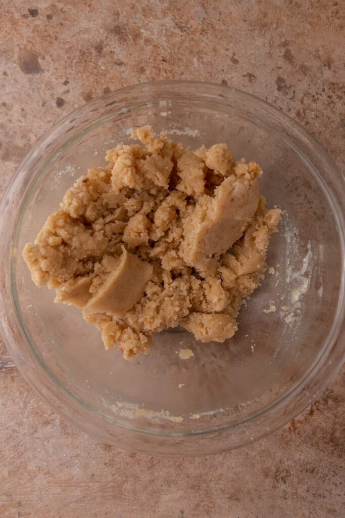 pâte mélangée avec des baies dans un plat