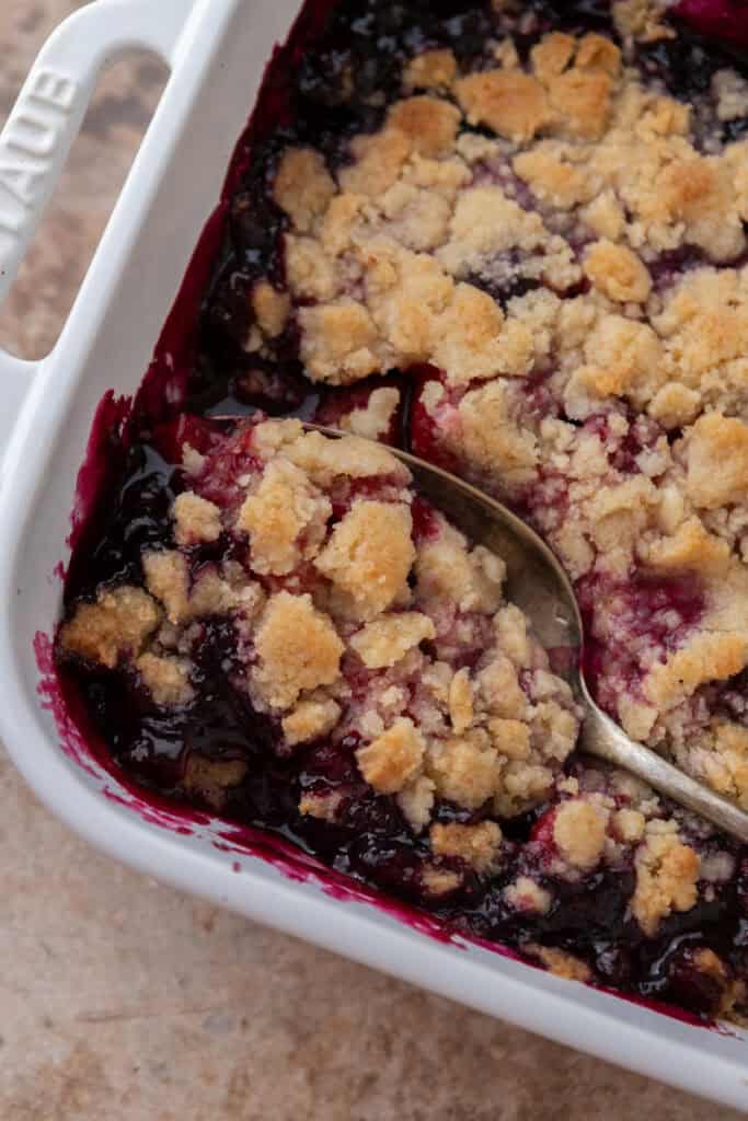 pâte cuite et baies dans un plat