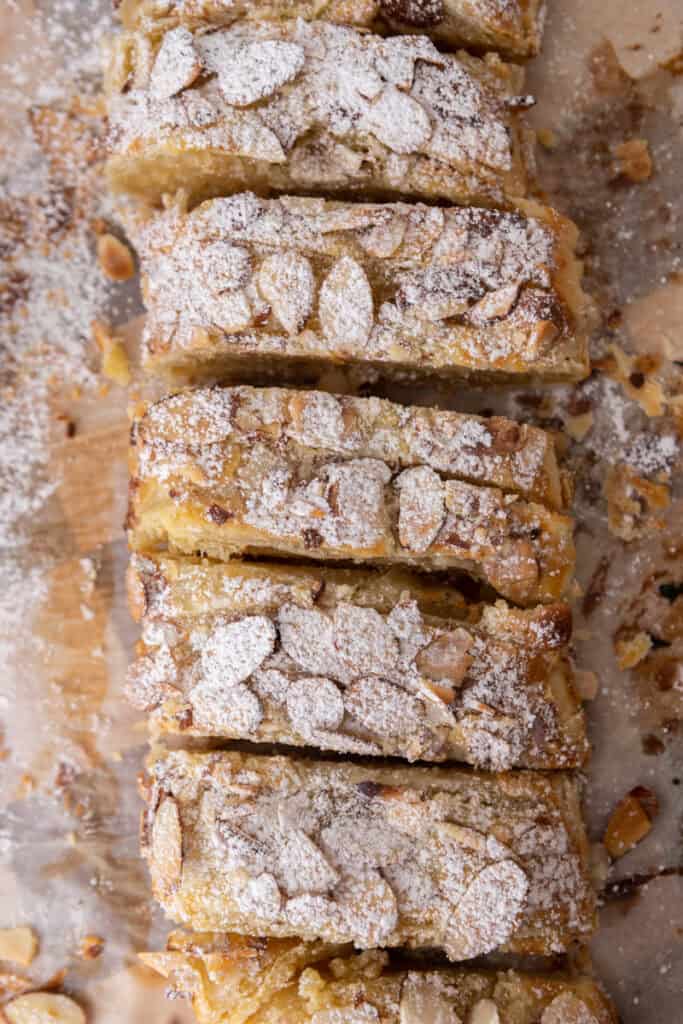 vue de dessus des ingrédients du croissant danois tressé aux amandes