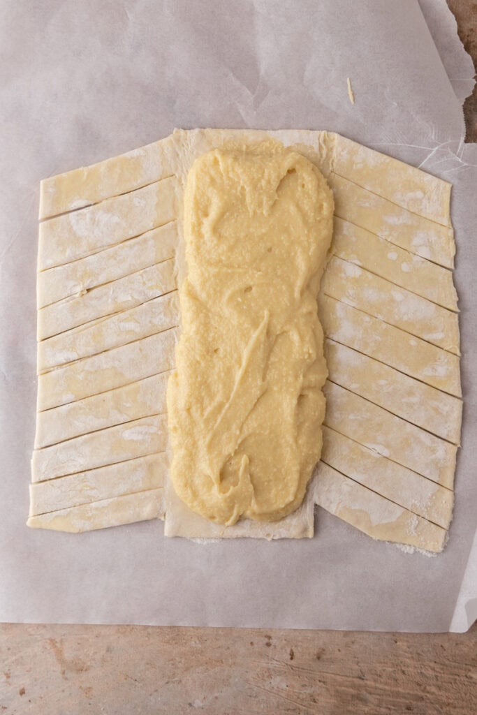 pâte coupée, disposée et garnie avec frangipane