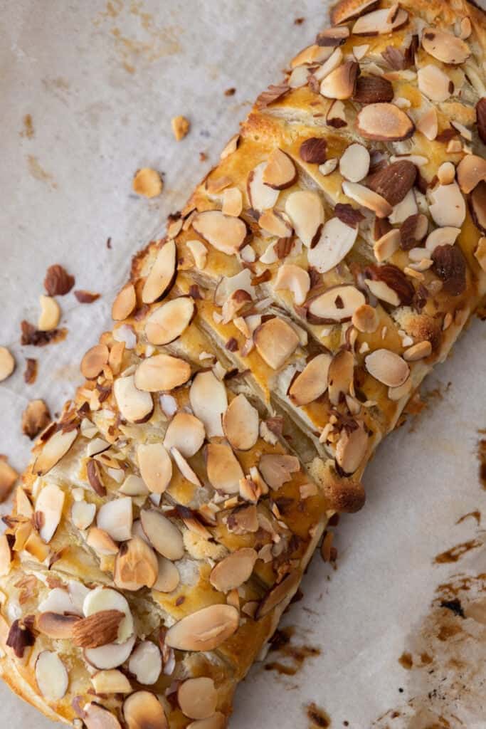 pâte non dorée, badigeonnée d'œuf et garnie d’amandes
