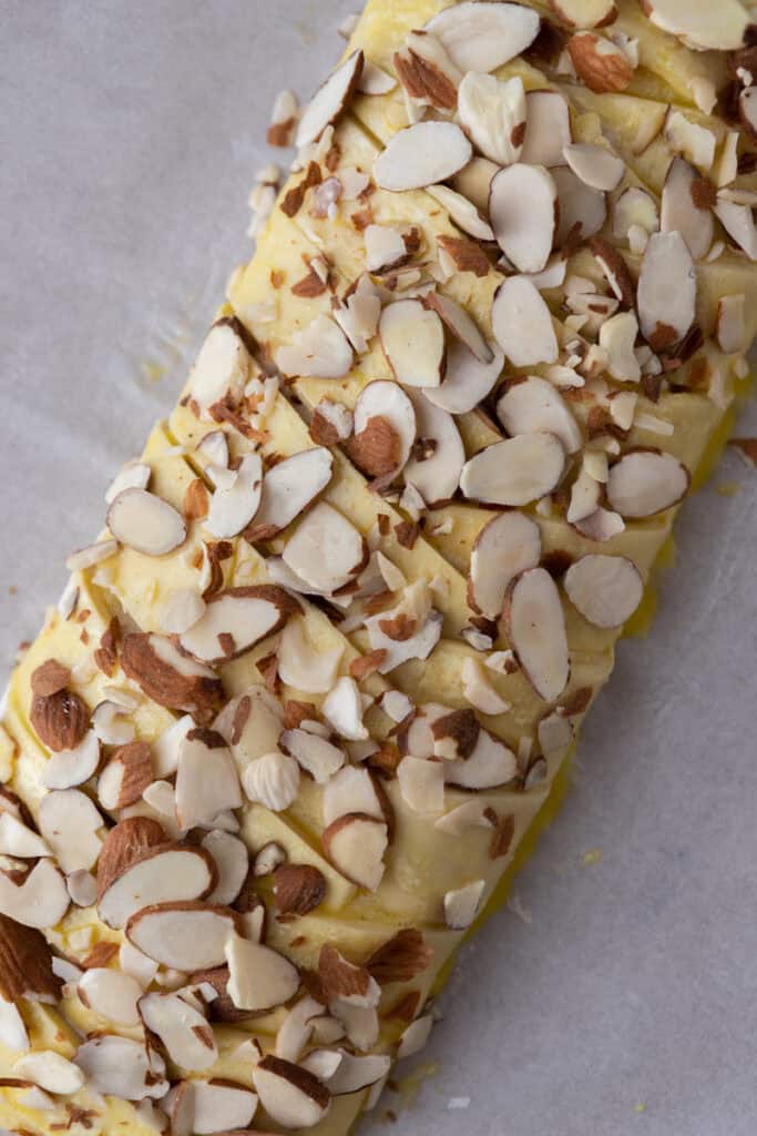 pâte egg-washée et garnie d’amandes