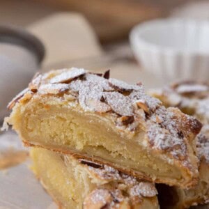 deux morceaux de la recette de croissant croquant amande empilé l'un sur l'autre