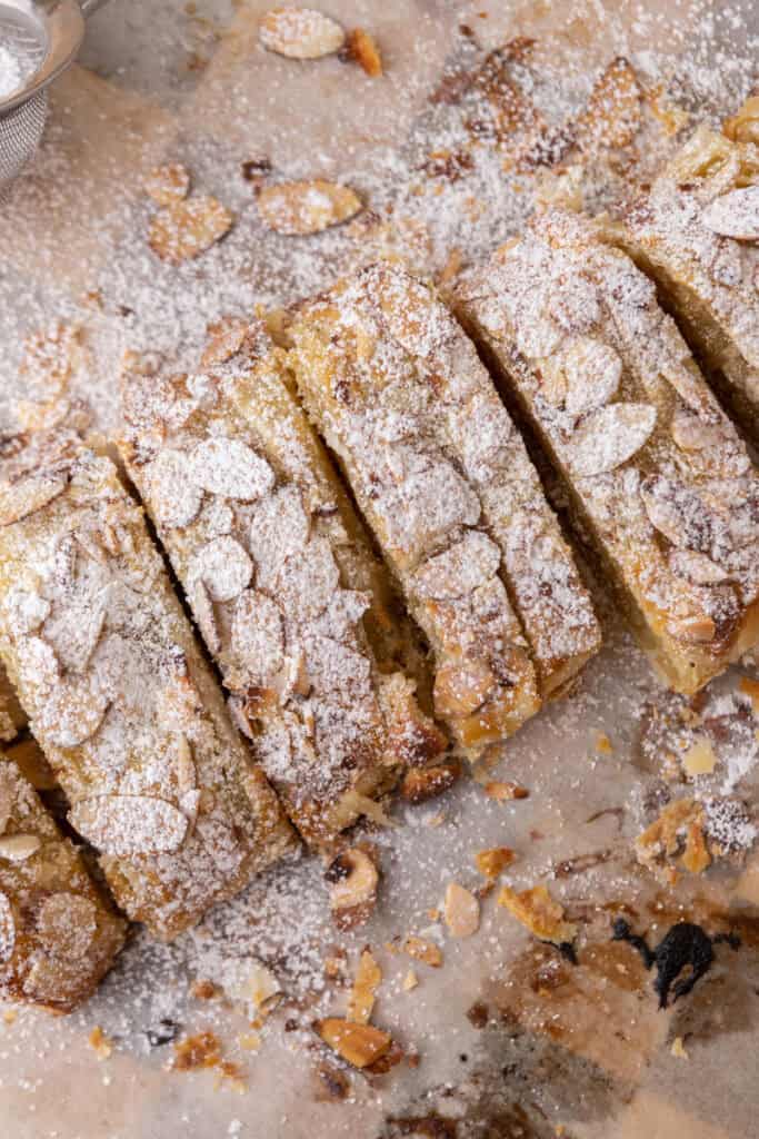vue de dessus du croissant danois tressé aux amandes, avant cuisson