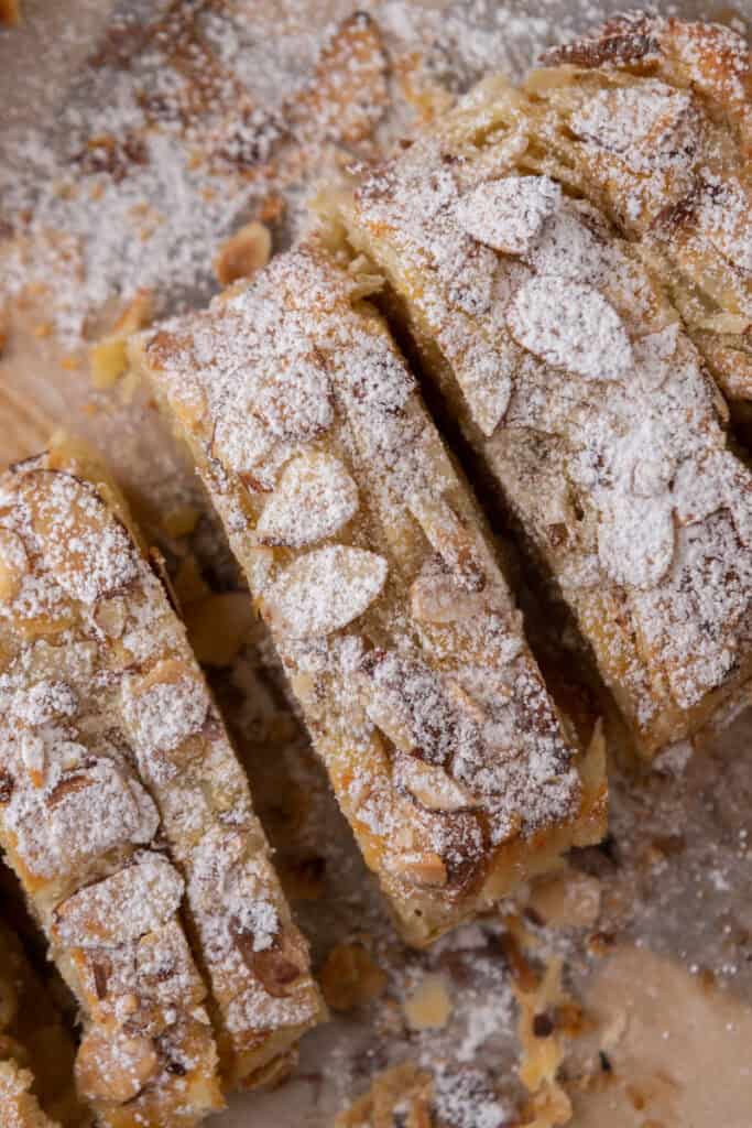 vue de dessus du croissant danois tressé aux amandes