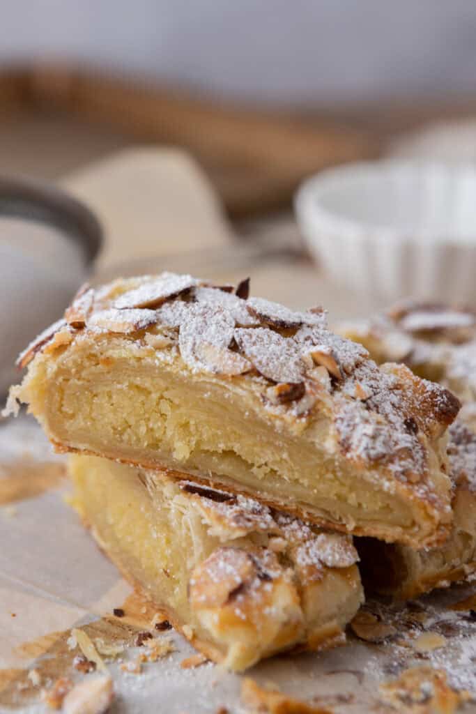 deux morceaux du croissant aux amandes tressé empilés