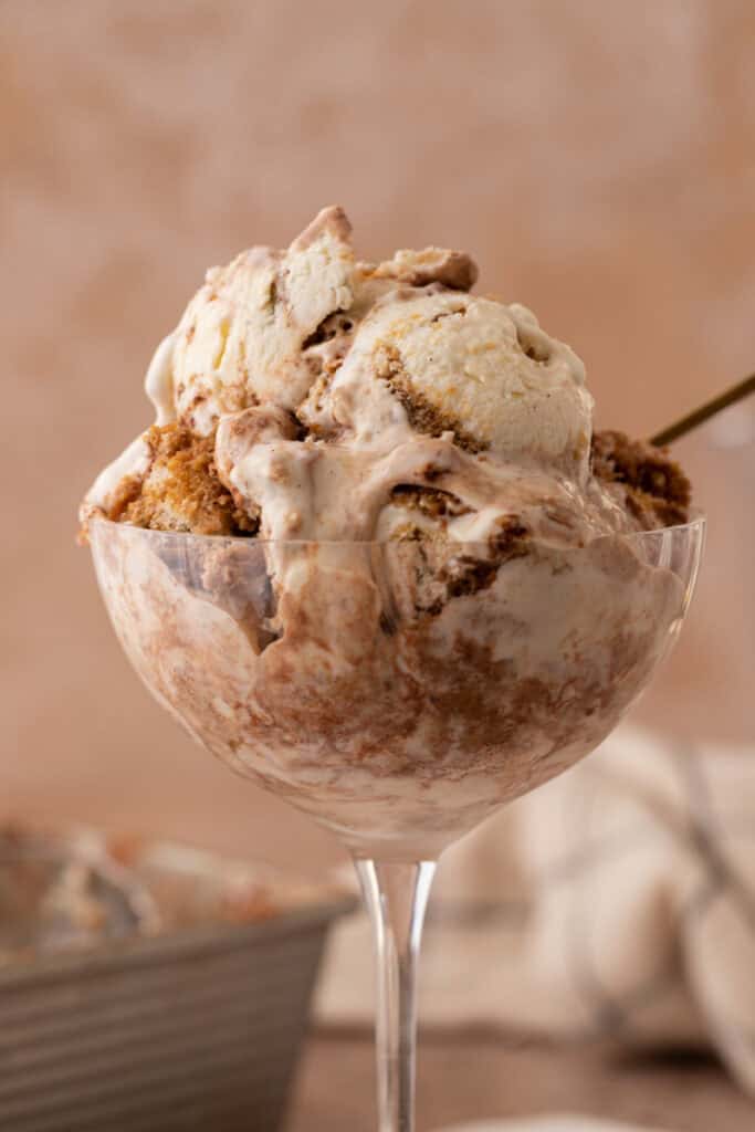 Glace tiramisu sans machine dans un verre